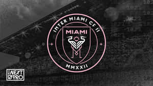 Inter Miami CF II 足球隊標誌在黑白球場上發出粉紅色光芒。 — 運動 壁紙