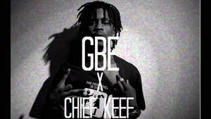 留著辮子頭的男人手持電子遊戲控制器，並有文字疊加。 — Chief Keef 壁紙