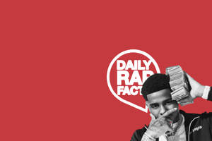 饒舌歌手在紅色背景上手持一疊疊現金，旁邊有Daily Rap Fact標誌。 — 小熊維尼狡猾 壁紙