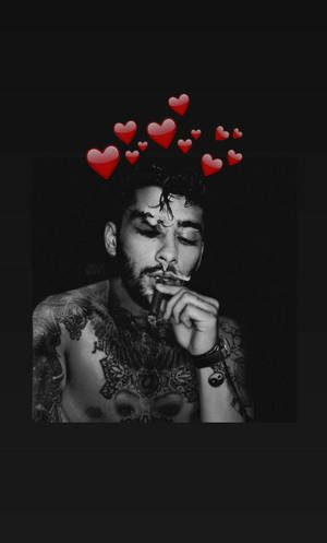 紋身男子抽煙，頭頂上方漂浮著紅色心形。 — 插畫 iPhone 壁紙