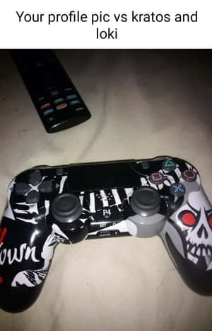 一個骷髏圖案遊戲手把和遙控器在夜間的米色布料表面上。 — 搞笑貓咪 壁紙