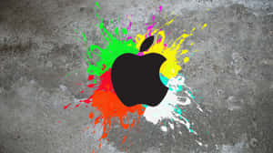 黑色Apple標誌被混凝土上色彩繽紛的油漆飛濺包圍。 — 4K Apple 壁紙