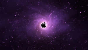 黑色Apple標誌在紫色星雲中發光。 — 太空 壁紙