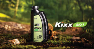 森林中苔蘚地面上的一個黑色Kixx BIO 1機油瓶。