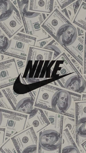 Nike標誌在散落的百元美鈔上。 — 金融 壁紙