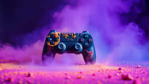 黑色PlayStation手把覆蓋著橙色粉末，被紫色煙霧包圍在粉紅色粉末地面上。 — 5120x2880 壁紙