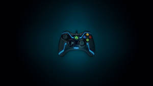 發光藍色TRON遊戲控制器居中於深藍綠色漸變背景。 — Xbox 壁紙