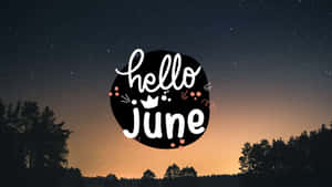 Hello June 文字圖案，背景為星光燦爛的暮色天空和樹木剪影。 — 美麗的秋天 壁紙