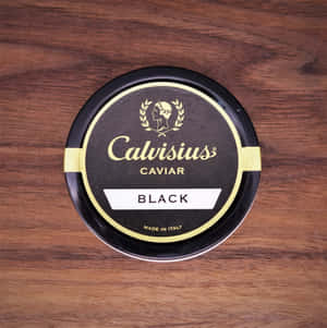 黑色Calvisius魚子醬鞋油罐在木桌上 — iPad Pro 11 壁紙