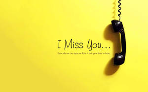 一個黑色轉盤電話聽筒掛在黃色牆上，帶有訊息「I Miss You...」。 — 愛情語錄 GIF 壁紙
