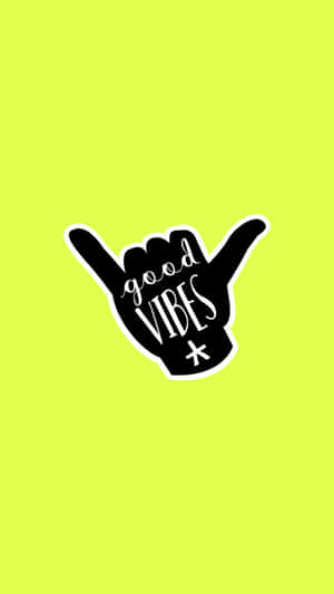 黑色手勢貼紙，上面寫著 good vibes，背景是萊姆綠色。 — 日式美學 iPhone 壁紙