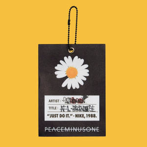 黑色標籤，雛菊和塗鴉文字，黃色背景 — Peaceminusone 壁紙