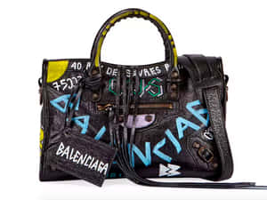 黑色皮革 Balenciaga 手提包，帶有彩色塗鴉文字和流蘇。 — 巴黎世家 壁紙
