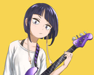 動漫女孩在黃色背景上拿著紫色低音吉他 — 中野三玖 壁紙