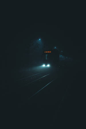 火車頭燈在夜間穿透黑暗軌道上的霧氣。 — 夜晚 壁紙