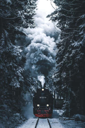 一列蒸汽火車穿過白雪覆蓋的森林，煙霧向上翻騰。 — Tumblr iPhone 壁紙