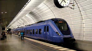 現代地鐵站中的藍色列車，月台上有人等候。 — 地鐵 壁紙