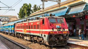 印度火車站紅藍色列車，乘客在月台上等候。 — 火車 壁紙