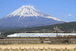 一列高速列車穿過田野，遠處可見富士山。 — 富士山 壁紙