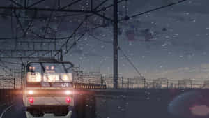 火車在雪夜中行駛，帶有發光的燈光和架空電線 — 春野櫻 壁紙
