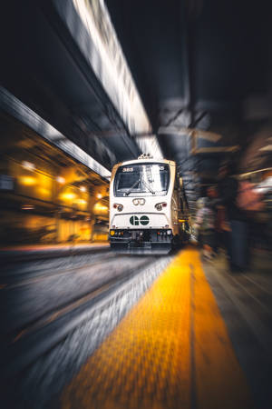 隧道中高速行駛的火車，燈光和月台模糊。 — 火車 壁紙