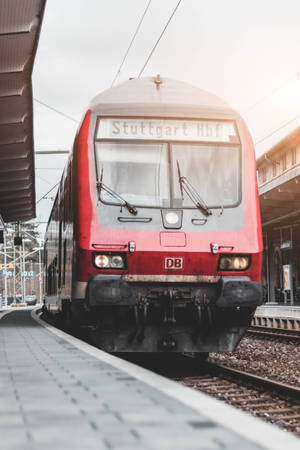 金色日落時分，斯圖加特中央車站的紅色DB火車。 — 火車 壁紙