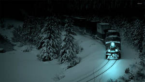 貨運火車在夜間穿過白雪覆蓋的森林，車頭燈閃爍。 — 冬季桌面 壁紙