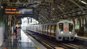 Samaypur Badli站的銀色地鐵列車，乘客在月台上等候。 — 地鐵 壁紙