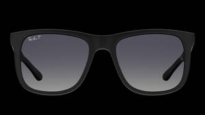 霧面黑色 Ray-Ban 太陽眼鏡，帶有漸層鏡片，置於黑色背景上。 — 酷 壁紙