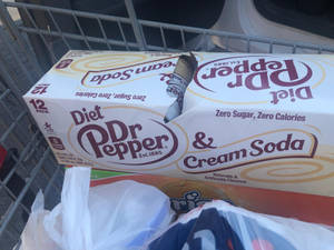 購物車內的健怡Dr Pepper和奶油蘇打12罐裝。 — 雜貨店 壁紙