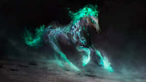 一匹發光的青綠色幽靈馬在霧氣黑暗中奔馳。 — 白馬 壁紙