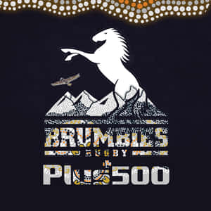 Brumbies Rugby Plus500標誌，展示一匹跳躍的馬和鷹在帶有點綴圖案的山脈上。 — 野生動物 壁紙