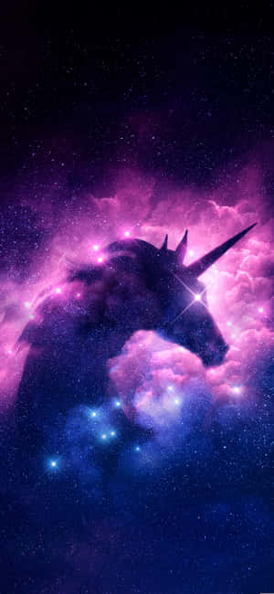 在充滿星星和雲朵的鮮豔宇宙星雲中的獨角獸剪影。 — 1290x2796 壁紙