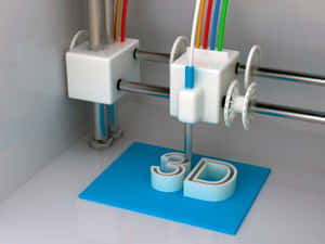 3D列印機在帶有彩色電纜的藍色平台上創建3d字母。 — 3D 壁紙
