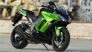 綠色和黑色的Kawasaki Ninja 400運動機車停放在戶外。 — 美麗的秋天 壁紙