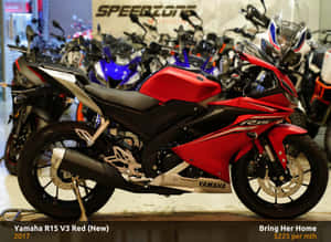 紅色和黑色Yamaha R15 V3機車在機車展示間中展出。 — 高對比 壁紙