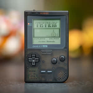 一台黑色 Game Boy Pocket 顯示俄羅斯方塊標題畫面。 — 酷炫遊戲 壁紙