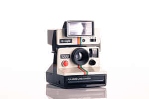 復古Polaroid Land Camera 1000相機連Q-Light閃光燈，置於反光白色背景上。 — 拍立得 壁紙