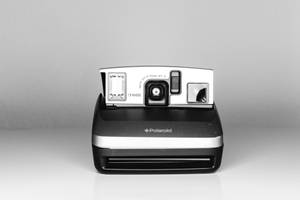 灰色背景上的黑白Polaroid OneStep相機。 — 拍立得 壁紙