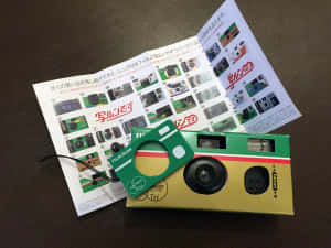 復古富士Instax相機及日文說明書在木桌上。 — 4:3 壁紙