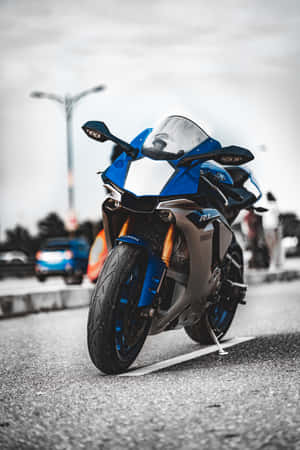 藍色Yamaha R1重型機車停放在街上。 — 小米平板 8 Pro 壁紙
