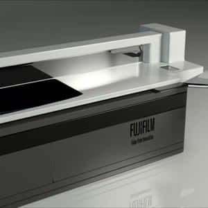 Fujifilm印表機的特寫，具有簡潔的現代設計和品牌文字。 — iPad 第10代 壁紙