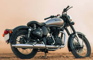 經典 Royal Enfield 摩托車停在沙漠地面，背景塵土飛揚。 — Mercedes Benz C300 壁紙