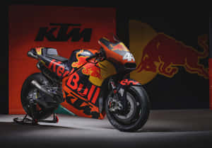 KTM Red Bull賽車摩托車在工作室中展示，背景為品牌牆。 — 機車 壁紙