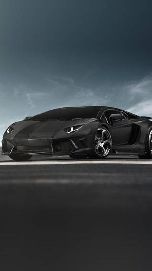啞光黑色藍寶堅尼 Aventador 在黃昏時分的黑暗道路上。 — 黑色 壁紙