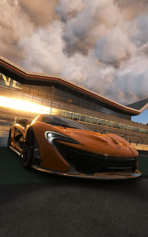 橙色McLaren超級跑車在賽道上，夕陽戲劇性雲彩下。 — 電玩遊戲 GIF 壁紙