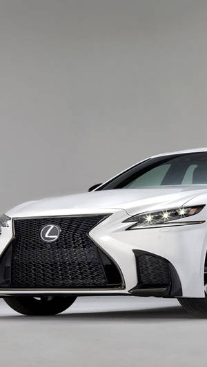 白色Lexus轎車，在工作室環境中配備銳利頭燈和大膽格柵。 — 凌志 壁紙