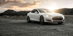 夕陽時分，白色Tesla Model S停在碎石路上，背景有丘陵。 — 飄移賽車 壁紙