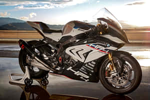BMW HP4 Race摩托車在金色日落時分的濕路上，山景為背景。 — 改裝摩托車 壁紙