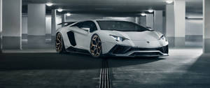 白色藍寶堅尼Aventador搭配金色輪圈，在昏暗的停車場。 — 4K 藍寶堅尼 壁紙